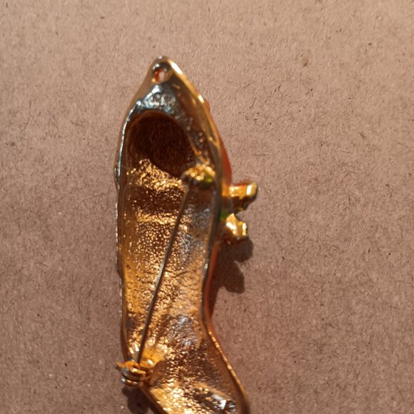 VINTAGE CHRISTMAS BROOCH OAJC KITTEN IN STOCKING GOLD TONE ENAMEL - Picture 2 of 5